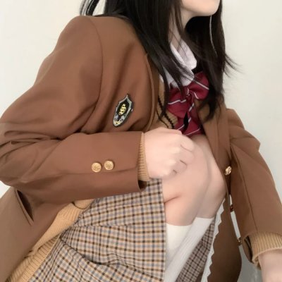 狐狸躲进洞